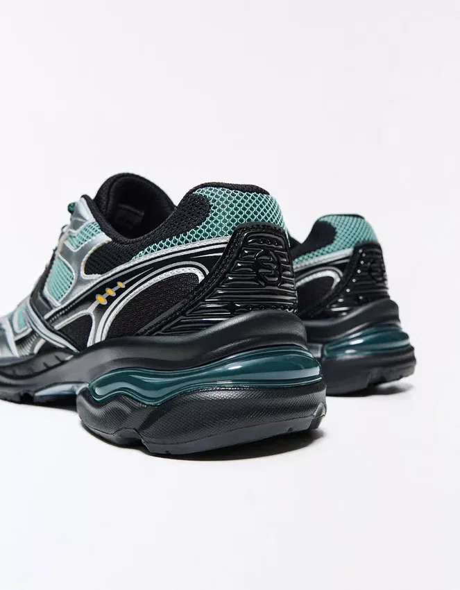 Asymmetrische Sport-Details – Sneaker Asymmetrische Sport-Details – Sneaker