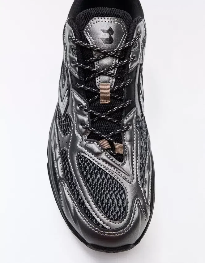 Asymmetrische Sport-Details – Sneaker Asymmetrische Sport-Details – Sneaker