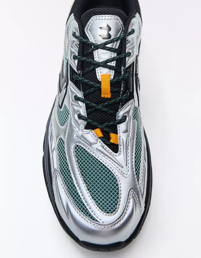 Asymmetrische Sport-Details – Sneaker Asymmetrische Sport-Details – Sneaker