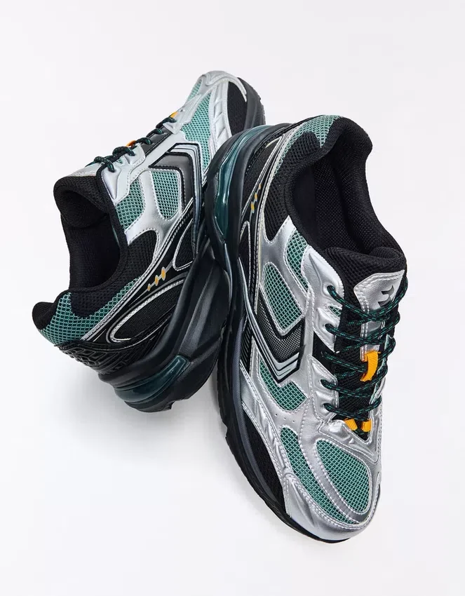 Asymmetrische Sport-Details – Sneaker Asymmetrische Sport-Details – Sneaker