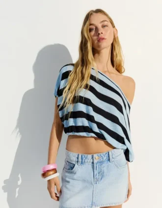 Asymmetrischer gestreifter Pullover Asymmetrischer gestreifter Pullover