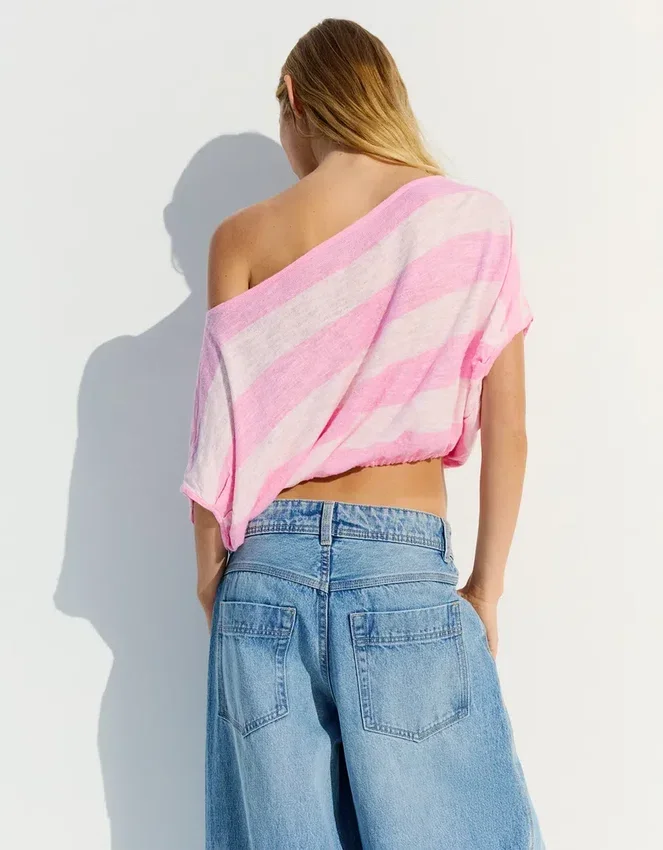 Asymmetrischer gestreifter Pullover Asymmetrischer gestreifter Pullover