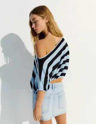 Asymmetrischer gestreifter Pullover Asymmetrischer gestreifter Pullover