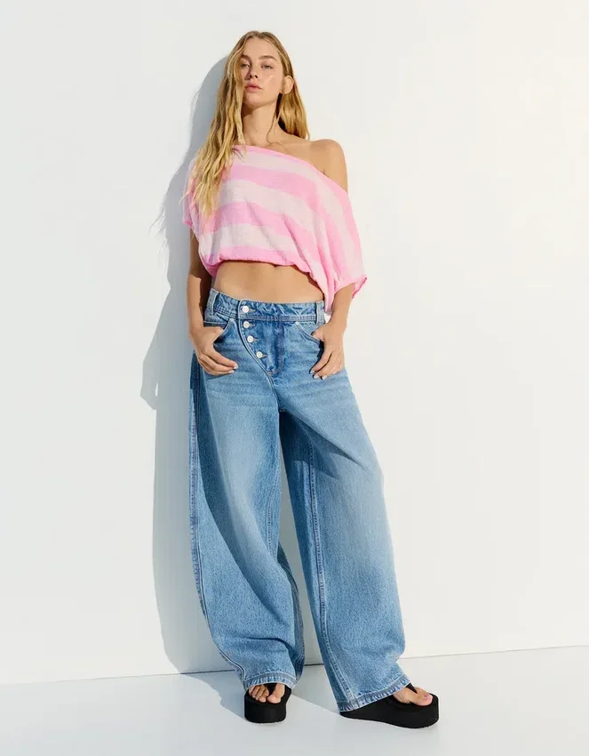 Asymmetrischer gestreifter Pullover Asymmetrischer gestreifter Pullover