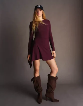 Asymmetrisches Minikleid mit langen Ärmeln und ausgestelltem Saum – Kleider und Overalls