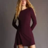 Asymmetrisches Minikleid mit langen Ärmeln und ausgestelltem Saum – Kleider und Overalls