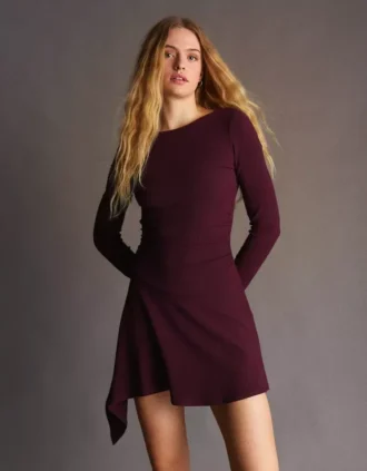 Asymmetrisches Minikleid mit langen Ärmeln und ausgestelltem Saum – Kleider und Overalls