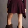 Asymmetrisches Minikleid mit langen Ärmeln und ausgestelltem Saum – Kleider und Overalls