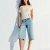 Asymmetrisches T-Shirt mit Gürtel Asymmetrisches T-Shirt mit Gürtel
