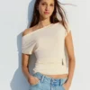 Asymmetrisches T-Shirt mit Gürtel Asymmetrisches T-Shirt mit Gürtel