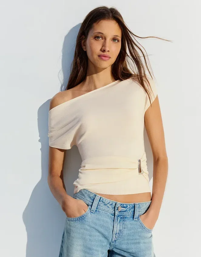 Asymmetrisches T-Shirt mit Gürtel Asymmetrisches T-Shirt mit Gürtel