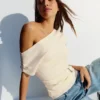 Asymmetrisches T-Shirt mit Gürtel Asymmetrisches T-Shirt mit Gürtel