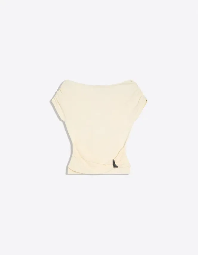 Asymmetrisches T-Shirt mit Gürtel Asymmetrisches T-Shirt mit Gürtel