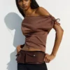 Asymmetrisches T-Shirt – Tops und Bodys Asymmetrisches T-Shirt – Tops und Bodys