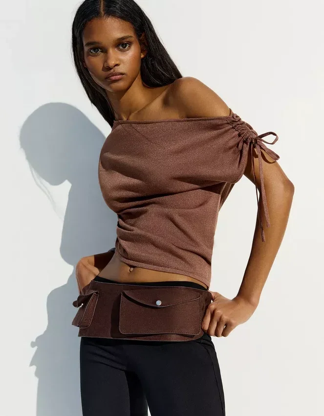 Asymmetrisches T-Shirt – Tops und Bodys Asymmetrisches T-Shirt – Tops und Bodys