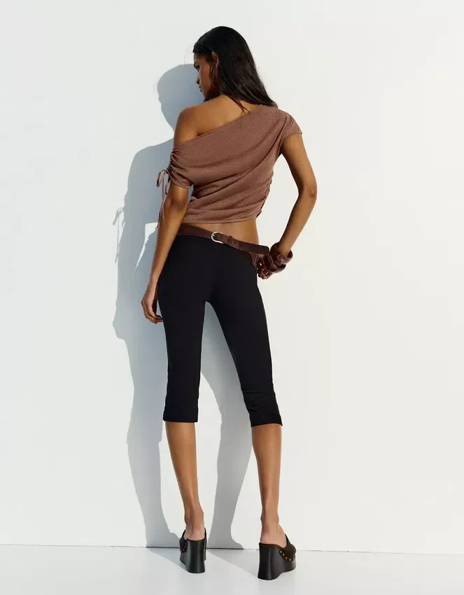 Asymmetrisches T-Shirt – Tops und Bodys Asymmetrisches T-Shirt – Tops und Bodys