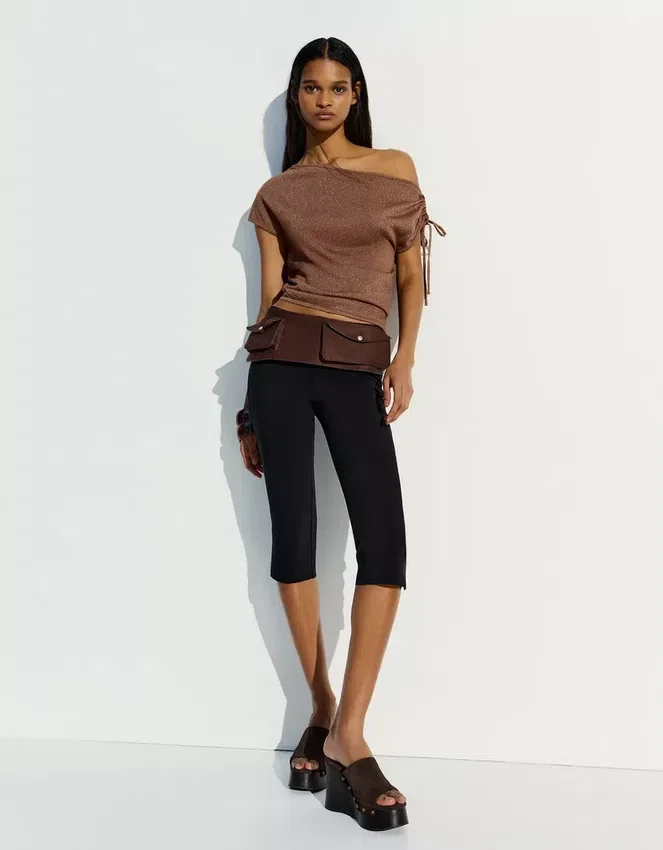 Asymmetrisches T-Shirt – Tops und Bodys Asymmetrisches T-Shirt – Tops und Bodys