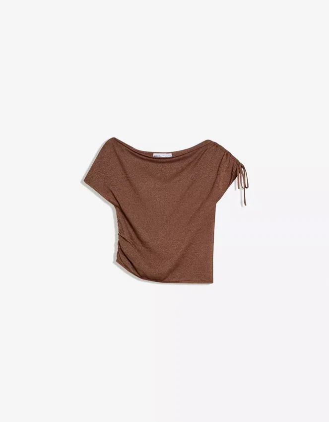 Asymmetrisches T-Shirt – Tops und Bodys Asymmetrisches T-Shirt – Tops und Bodys