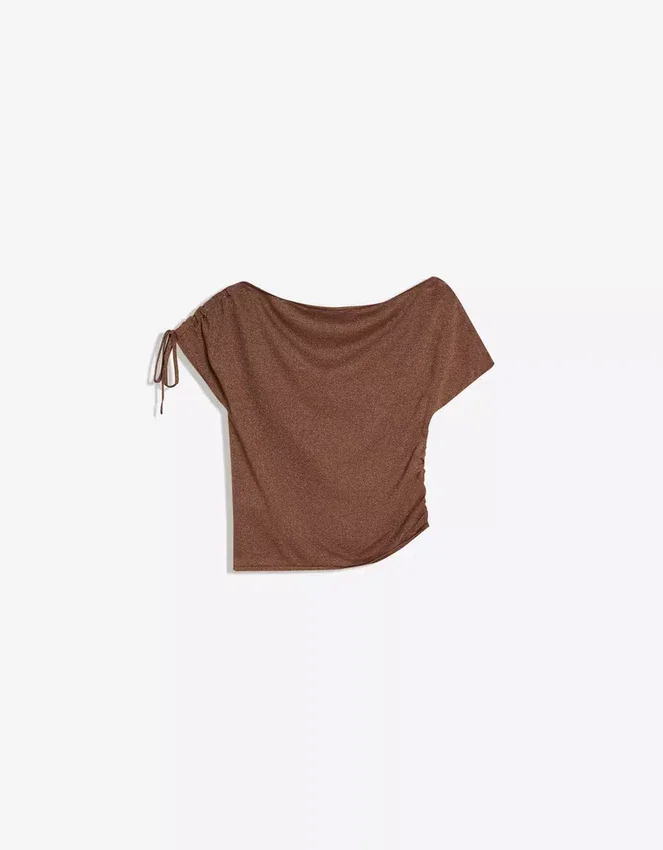 Asymmetrisches T-Shirt – Tops und Bodys Asymmetrisches T-Shirt – Tops und Bodys