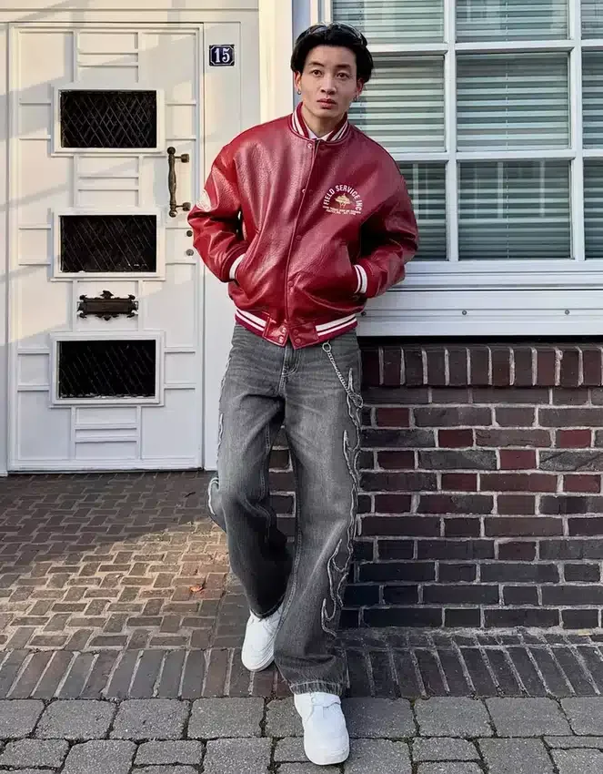 Baggy-Jeans mit Aufnäher Baggy-Jeans mit Aufnäher