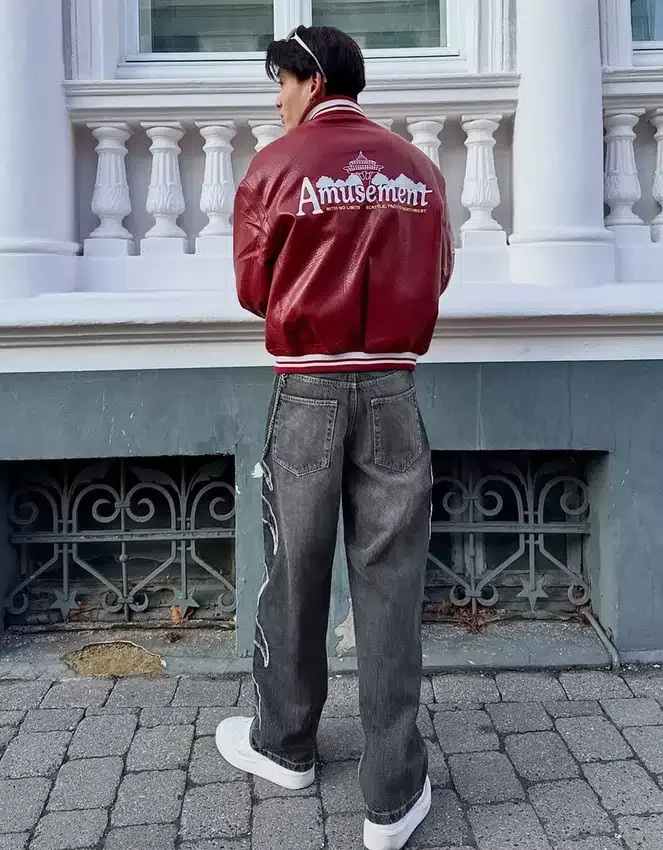 Baggy-Jeans mit Aufnäher Baggy-Jeans mit Aufnäher