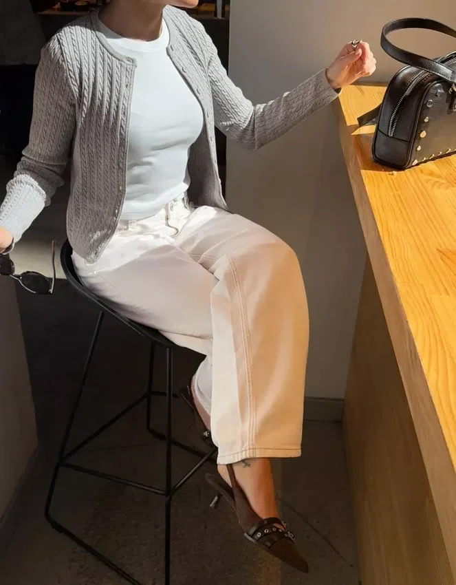 Geflochtene Strickjacke mit Knöpfen – Pullover und Strickjacken Geflochtene Strickjacke mit Knöpfen – Pullover und Strickjacken