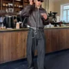 Barrel-Jeans mit überkreuzten Knöpfen – Jeans