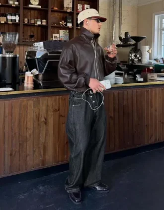Barrel-Jeans mit überkreuzten Knöpfen – Jeans
