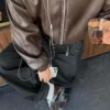 Barrel-Jeans mit überkreuzten Knöpfen – Jeans