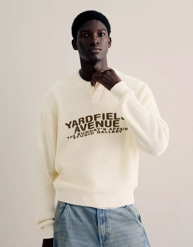 Bedruckter Henley-Pullover – Pullover und Strickjacken Bedruckter Henley-Pullover – Pullover und Strickjacken