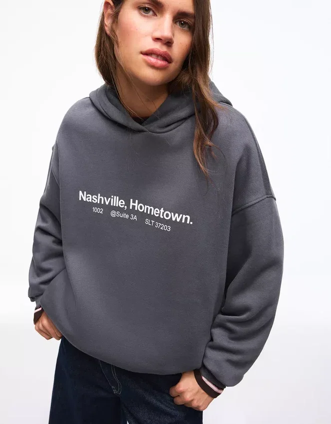 Bedrucktes Kapuzensweatshirt mit Kapuze – Tops und Bodys Bedrucktes Kapuzensweatshirt mit Kapuze – Tops und Bodys