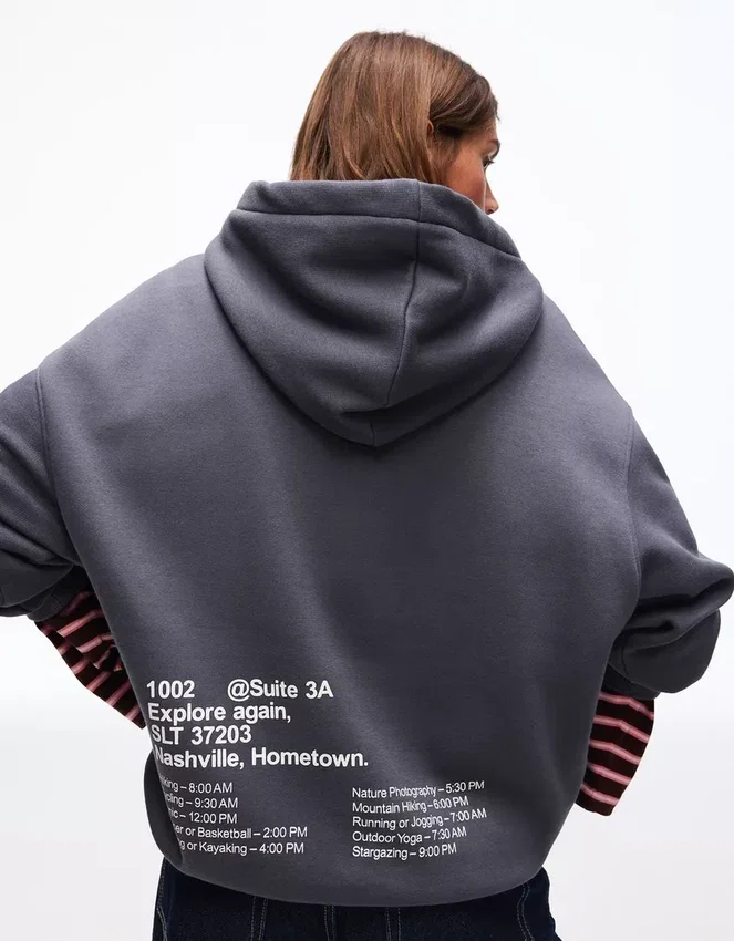 Bedrucktes Kapuzensweatshirt mit Kapuze – Tops und Bodys Bedrucktes Kapuzensweatshirt mit Kapuze – Tops und Bodys
