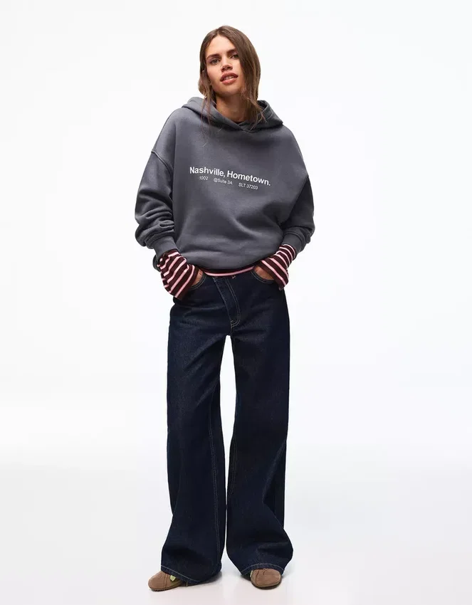 Bedrucktes Kapuzensweatshirt mit Kapuze – Tops und Bodys Bedrucktes Kapuzensweatshirt mit Kapuze – Tops und Bodys