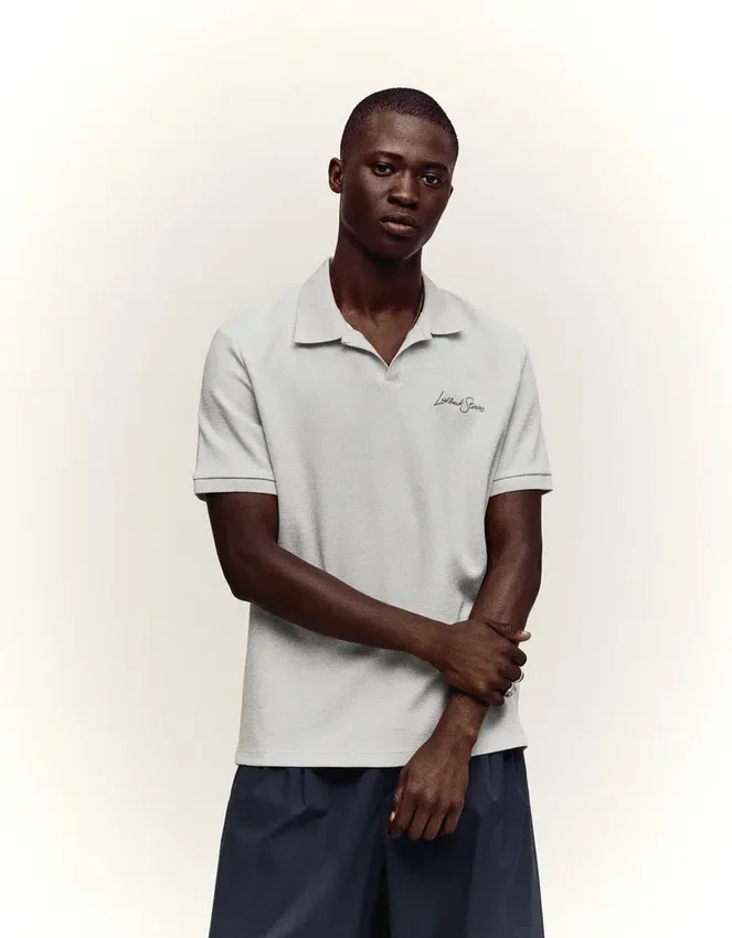 Besticktes Kurzarm-Poloshirt – T-Shirts und Poloshirts Besticktes Kurzarm-Poloshirt – T-Shirts und Poloshirts