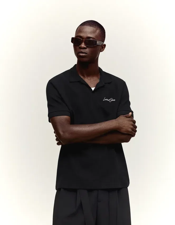 Besticktes Kurzarm-Poloshirt – T-Shirts und Poloshirts Besticktes Kurzarm-Poloshirt – T-Shirts und Poloshirts
