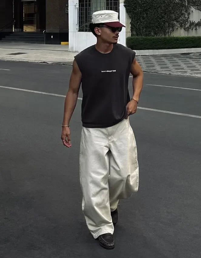 Besticktes, ärmelloses T-Shirt Besticktes, ärmelloses T-Shirt