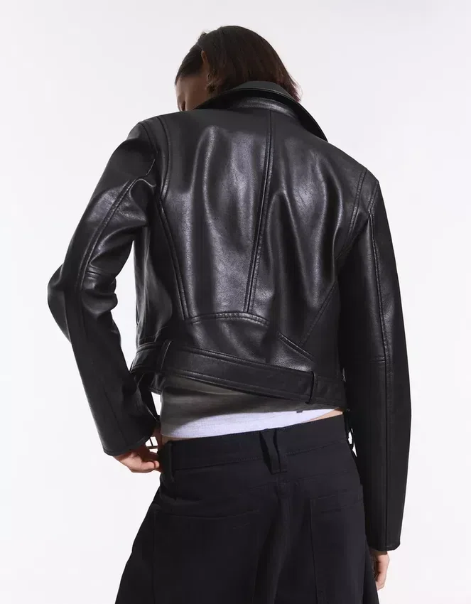 Bikerjacke aus Faux Leather – Jacken und Trenchcoats Bikerjacke aus Faux Leather – Jacken und Trenchcoats