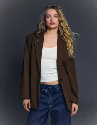 Blazer mit Schnalle am Rücken – Jacken und Trenchcoats Blazer mit Schnalle am Rücken – Jacken und Trenchcoats