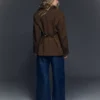 Blazer mit Schnalle am Rücken – Jacken und Trenchcoats Blazer mit Schnalle am Rücken – Jacken und Trenchcoats