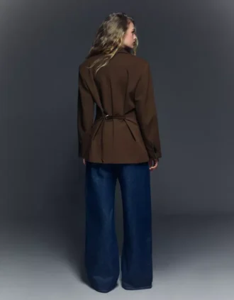 Blazer mit Schnalle am Rücken – Jacken und Trenchcoats Blazer mit Schnalle am Rücken – Jacken und Trenchcoats