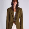 Blazer mit Schnalle am Rücken – Jacken und Trenchcoats Blazer mit Schnalle am Rücken – Jacken und Trenchcoats