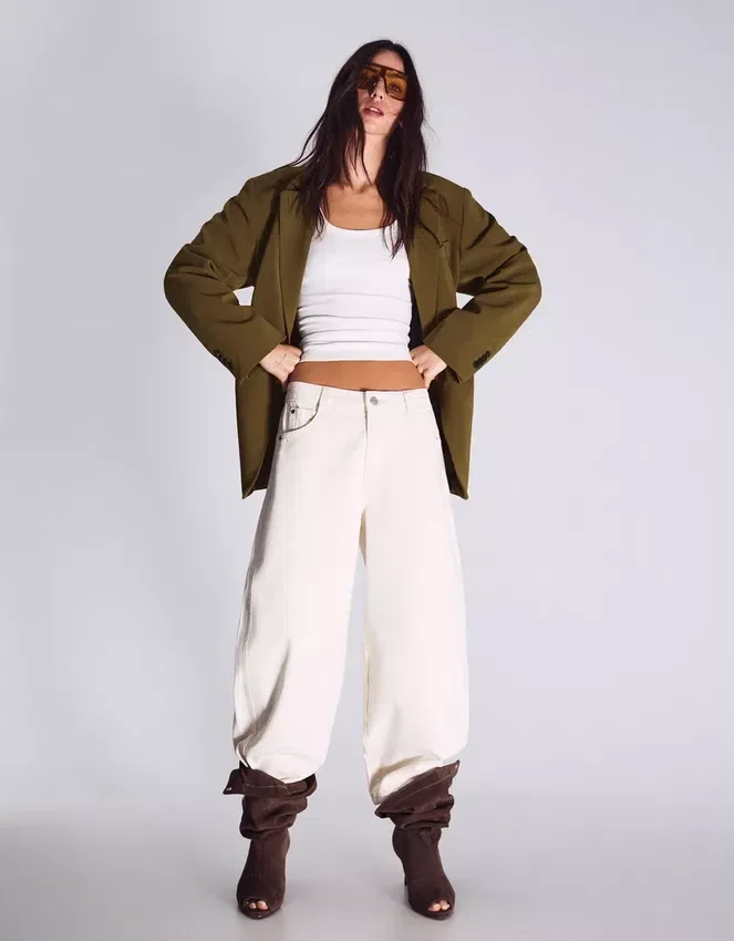 Blazer mit Schnalle am Rücken – Jacken und Trenchcoats Blazer mit Schnalle am Rücken – Jacken und Trenchcoats