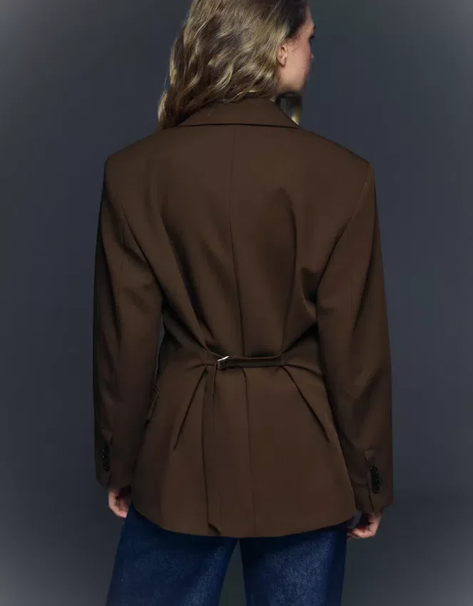 Blazer mit Schnalle am Rücken – Jacken und Trenchcoats Blazer mit Schnalle am Rücken – Jacken und Trenchcoats