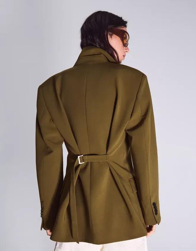 Blazer mit Schnalle am Rücken – Jacken und Trenchcoats Blazer mit Schnalle am Rücken – Jacken und Trenchcoats