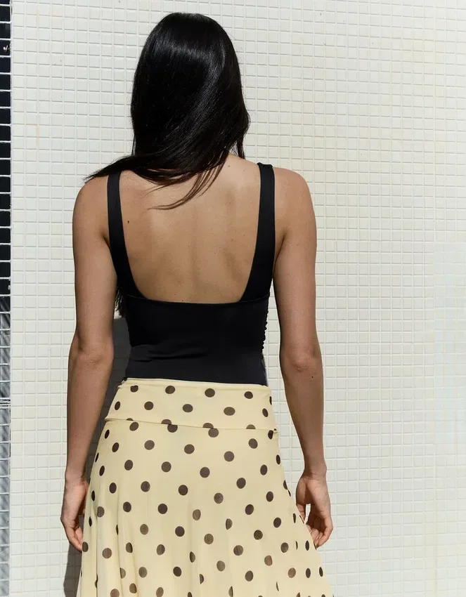Bodysuit mit gerafften Trägern Bodysuit mit gerafften Trägern