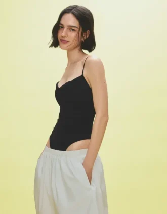 Bodysuit mit Trägern und Drapierung Bodysuit mit Trägern und Drapierung