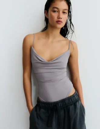 Bodysuit mit Trägern und Drapierung Bodysuit mit Trägern und Drapierung