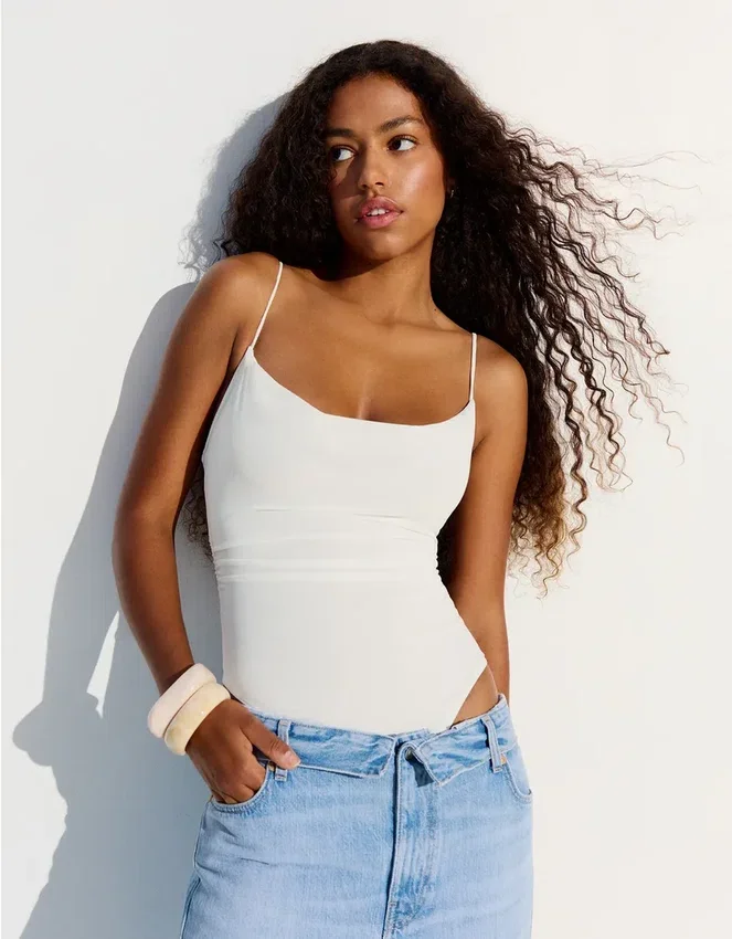 Bodysuit mit Trägern und Drapierung Bodysuit mit Trägern und Drapierung