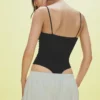 Bodysuit mit Trägern und Drapierung Bodysuit mit Trägern und Drapierung
