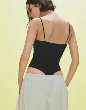 Bodysuit mit Trägern und Drapierung Bodysuit mit Trägern und Drapierung
